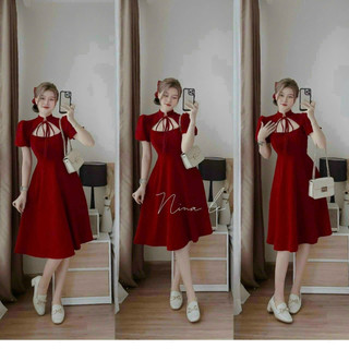 Đầm nhung màu đỏ cổ tàu khoét ngực tay phồng cột dây cổ, đầm nhung dự tiệc dáng dài tay bồng cổ tàu sang trọng dx