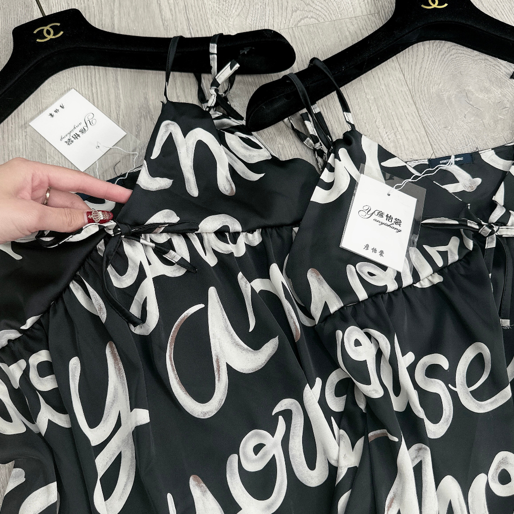 Váy Maxi 2 Dây Lụa Hàn Họa Tiết Chữ Đen Trắng Đầm 2s Dáng Dài Dây Buộc Điều Chỉnh Freesize