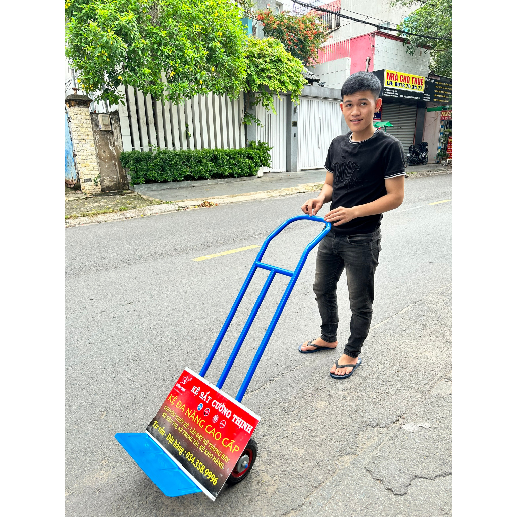 Xe đẩy hàng, xe vận chuyển hàng.