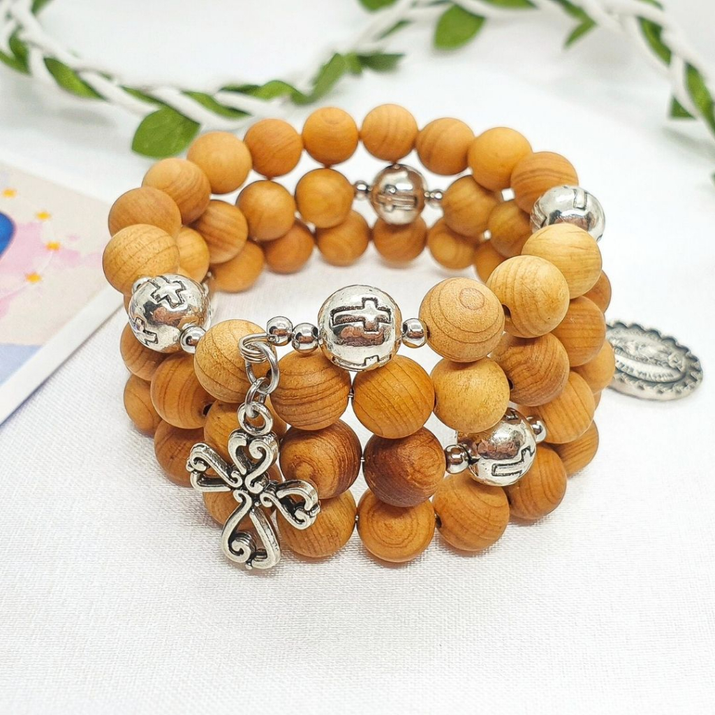 Vòng mân côi thiết kế xoắn tay hạt gỗ 8mm đính mề đay Lady Gudalupe Italy thiết kế handmade, phụ kiện Công Giáo
