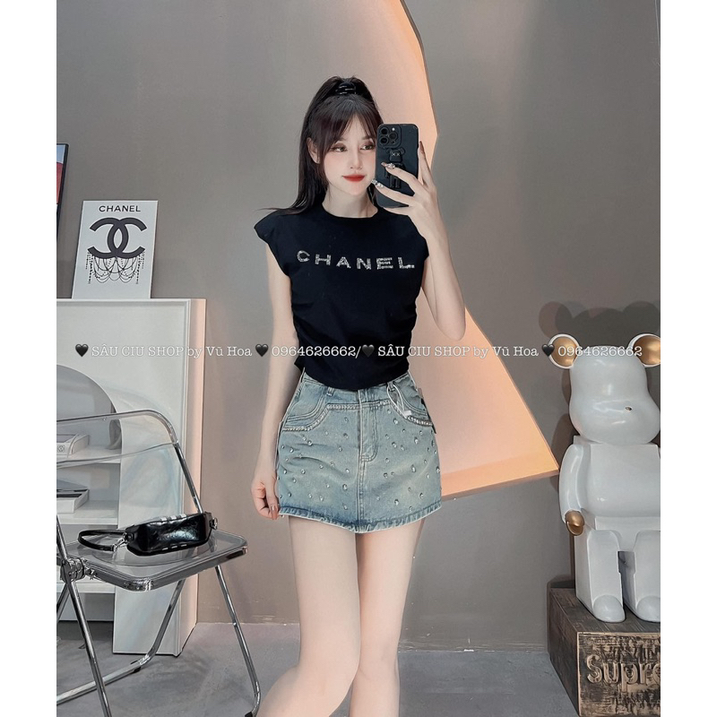 ÁO THUN DÚM EO ĐÍNH ĐÁ CHANLE CỔ TRÒN SÁT NÁCH MS13889