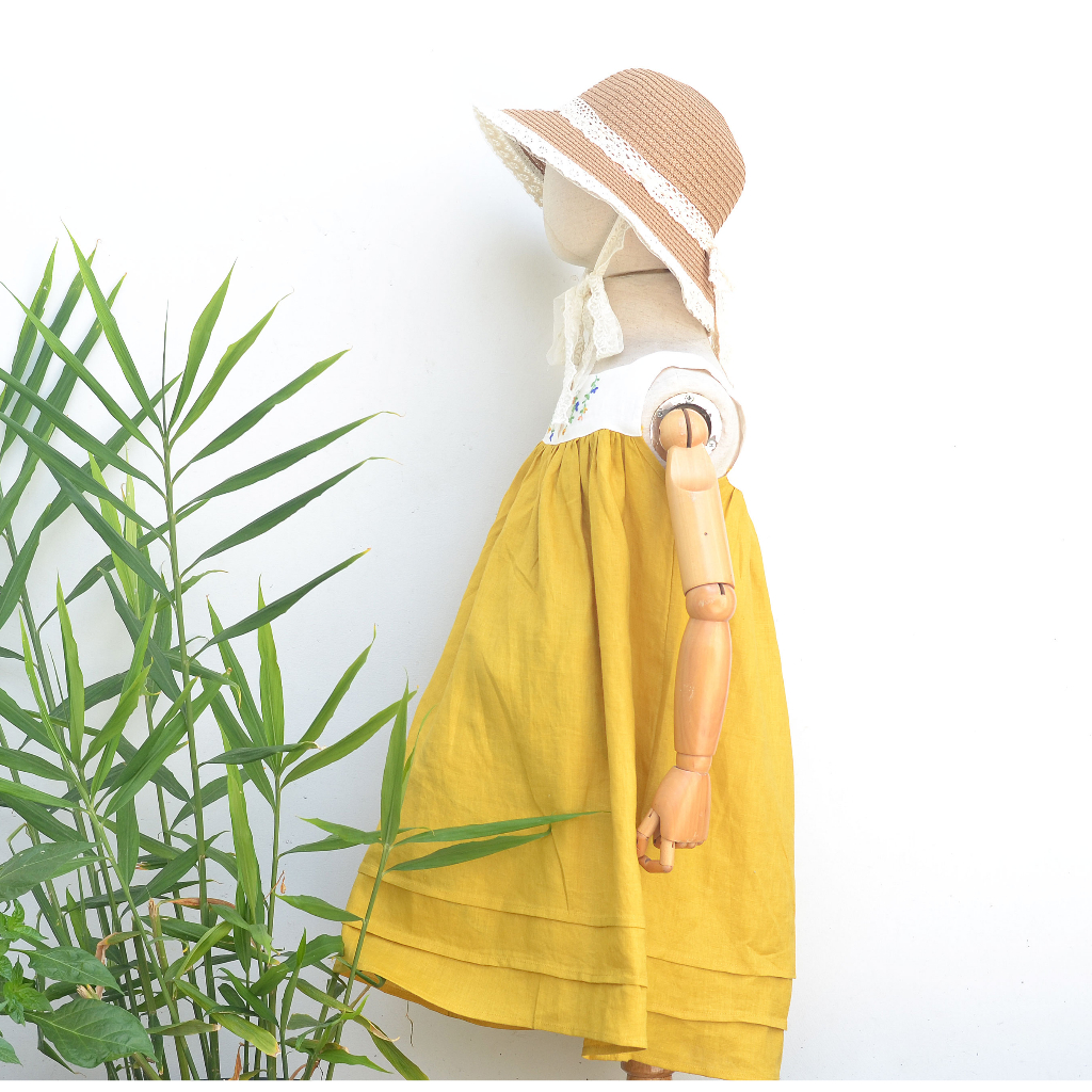 Đầm linen màu vàng nghệ thêu hoa thủ công cho bé gái Touch VN