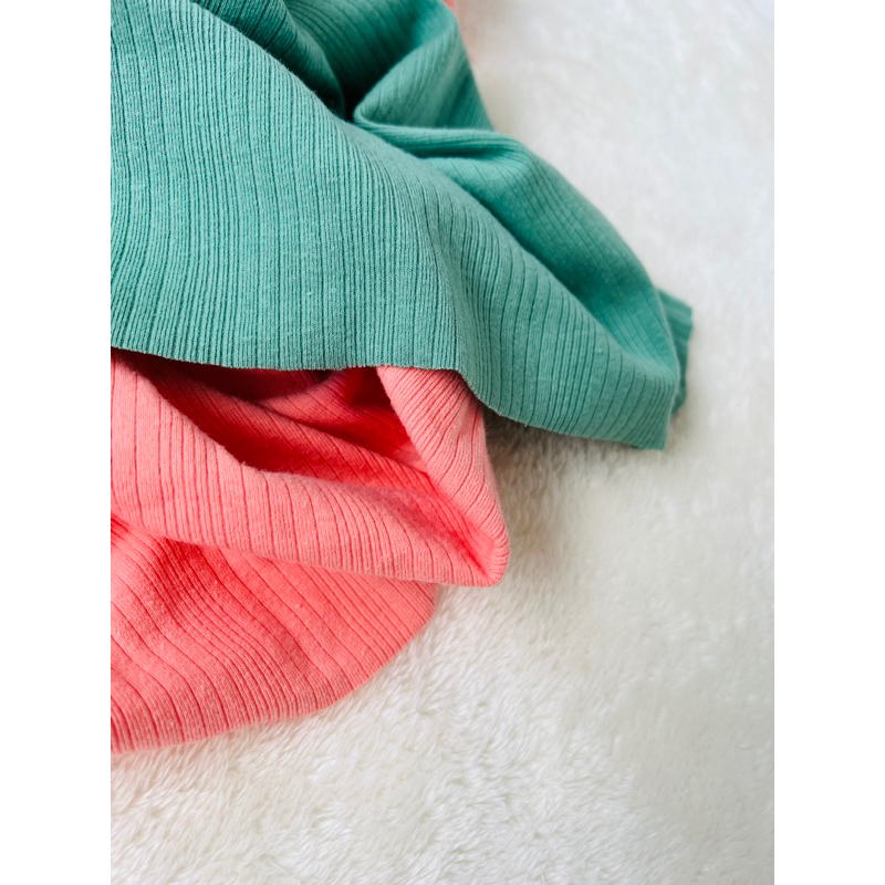 Vải thun gân màu xanh và cam loại vừa vặn