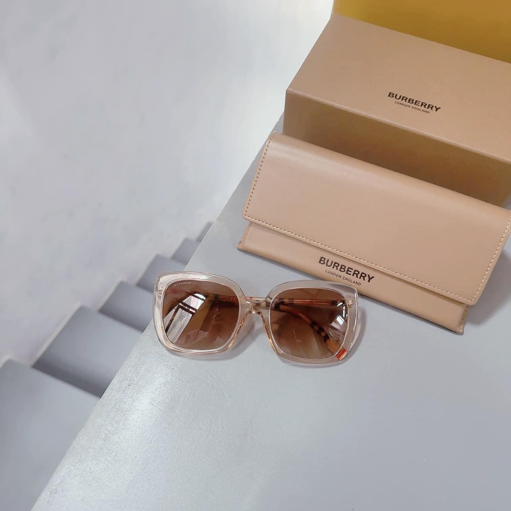 Kính mát Burberry Caroll gọng trong màu hồng, mắt nâu BE4323 400613
