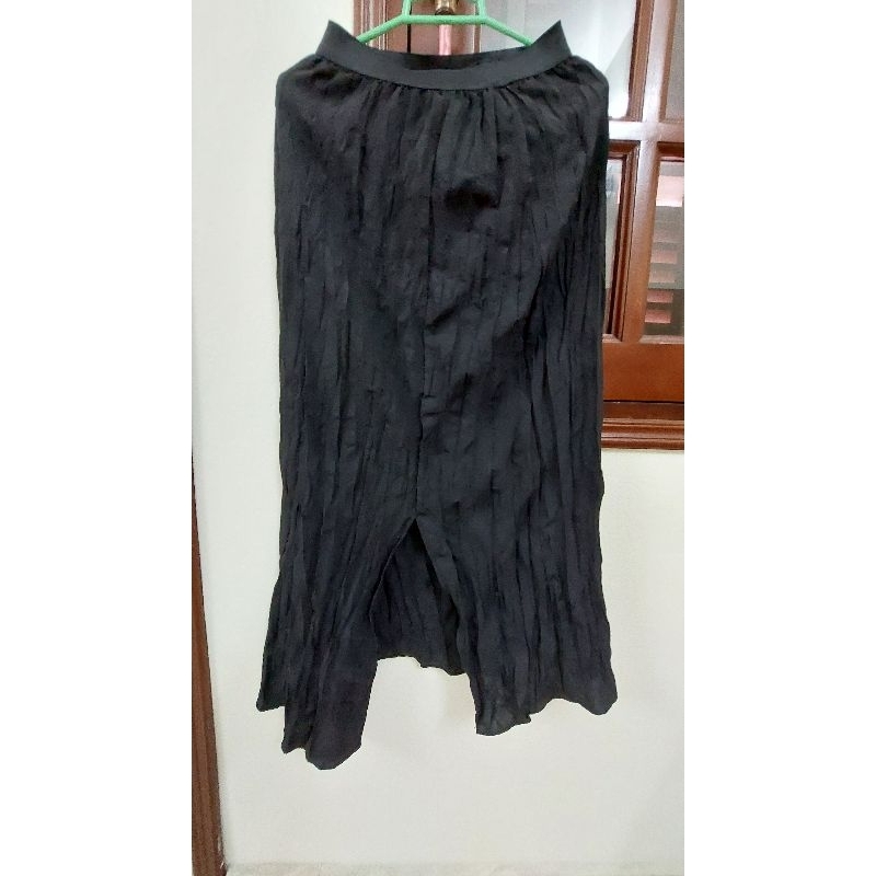 Chân váy dáng dài nữ màu đen tuyền eo 64cm.