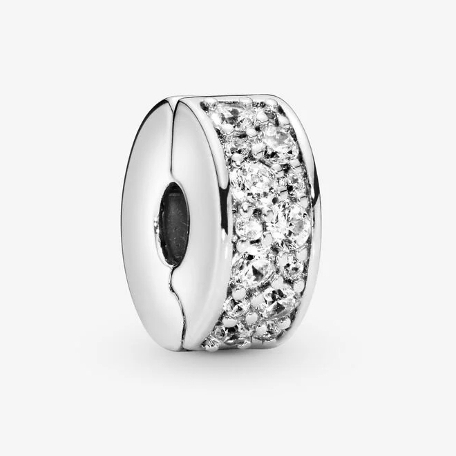 Vòng tay mềm bạc CDE với khoá trái tim cùng các charm đính đá rực rỡ kèm charm treo cây gia đình và charm bắt giấc mơ