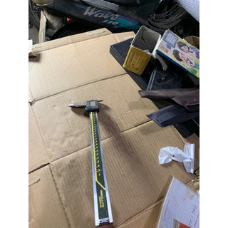 Thước kẹp điện tử của hãng Mitutoyo 300 mm hàng nội địa Nhật tình trạng thước còn Sài OK nha