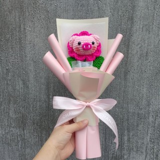 Bó hoa bé heo hồng dâu bằng len handmade