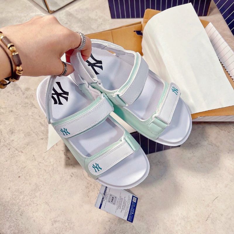 HOT Sandan siêu nhẹ full box )Màu trắng còn 38-39