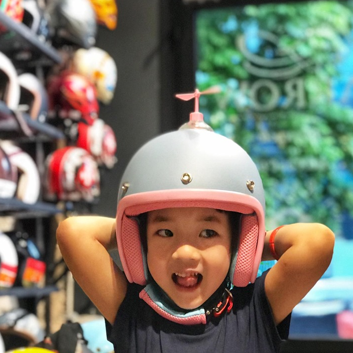 Chong chóng gắn trang trí mũ bảo hiểm chất liệu nhựa nhiều màu sắc Arrow Shop