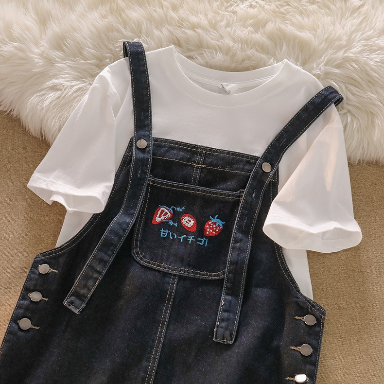 Set váy Yếm jeans thêu dâu tây dáng dài form rộng dày dặn, và áo phông trắng cộc tay chất đẹp mềm mát