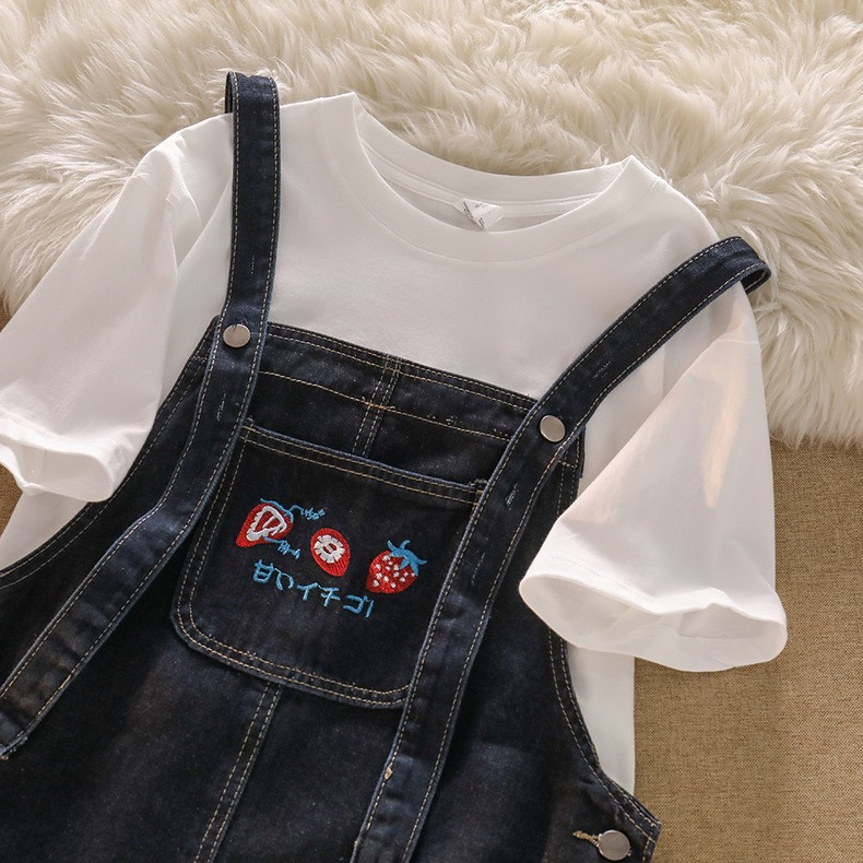 Set váy Yếm jeans thêu dâu tây dáng dài form rộng dày dặn, và áo phông trắng cộc tay chất đẹp mềm mát
