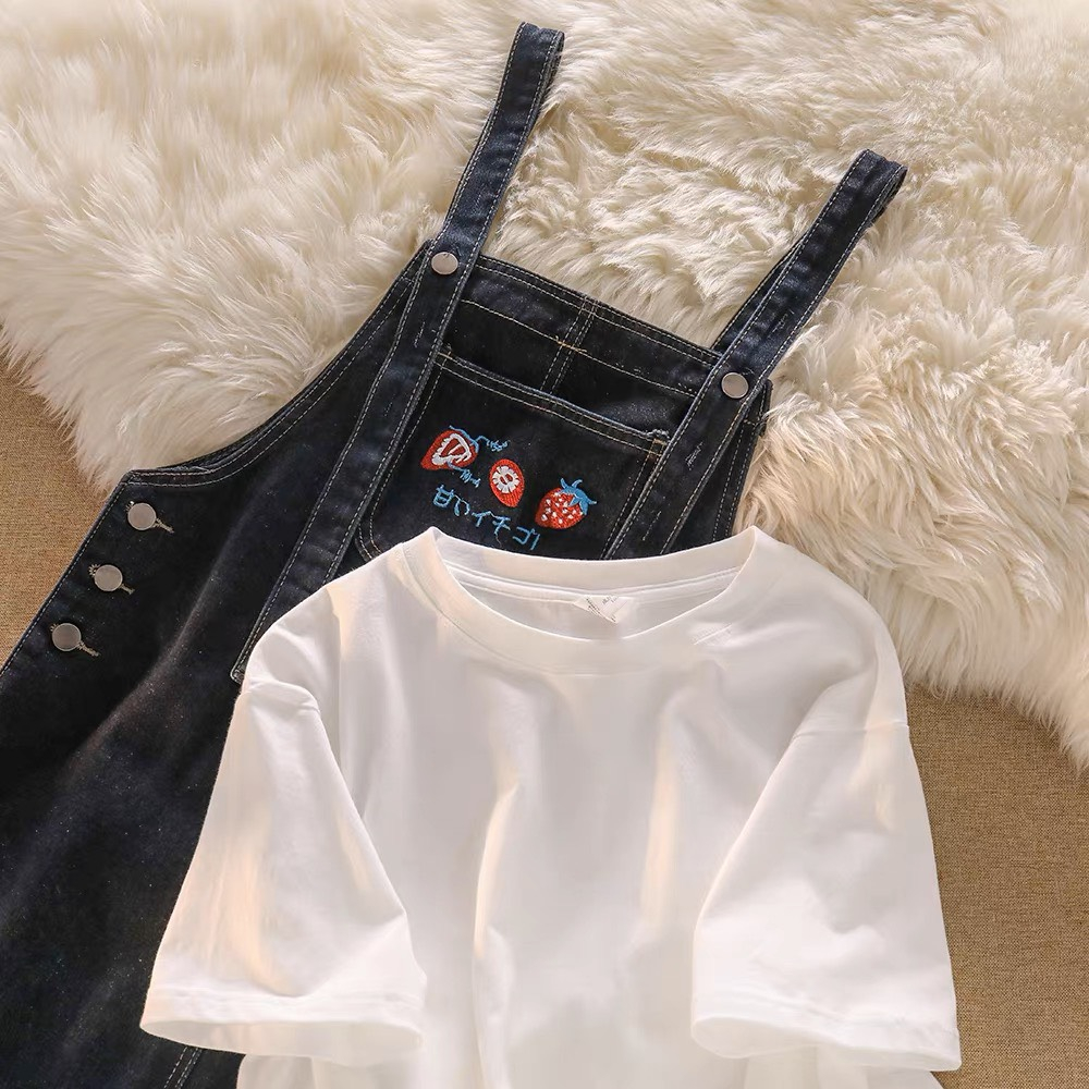 Set váy Yếm jeans thêu dâu tây dáng dài form rộng dày dặn, và áo phông trắng cộc tay chất đẹp mềm mát