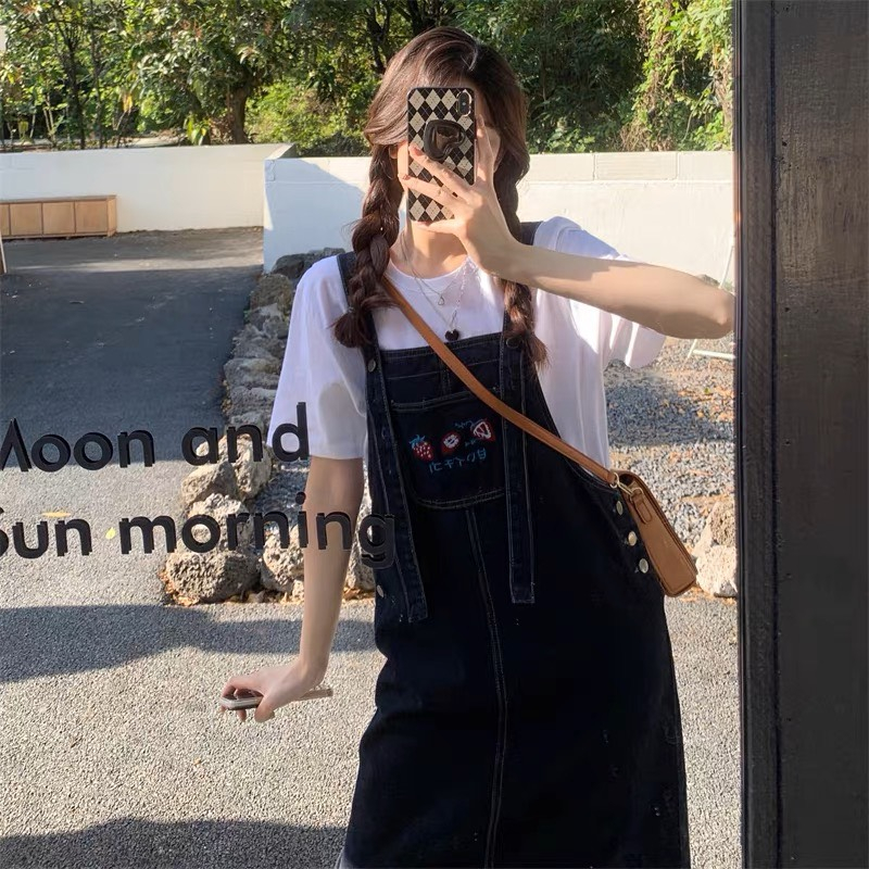 Set váy Yếm jeans thêu dâu tây dáng dài form rộng dày dặn, và áo phông trắng cộc tay chất đẹp mềm mát