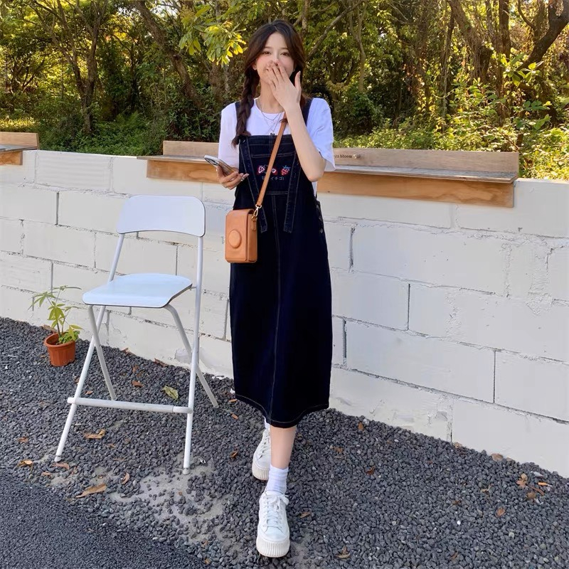 Set váy Yếm jeans thêu dâu tây dáng dài form rộng dày dặn, và áo phông trắng cộc tay chất đẹp mềm mát