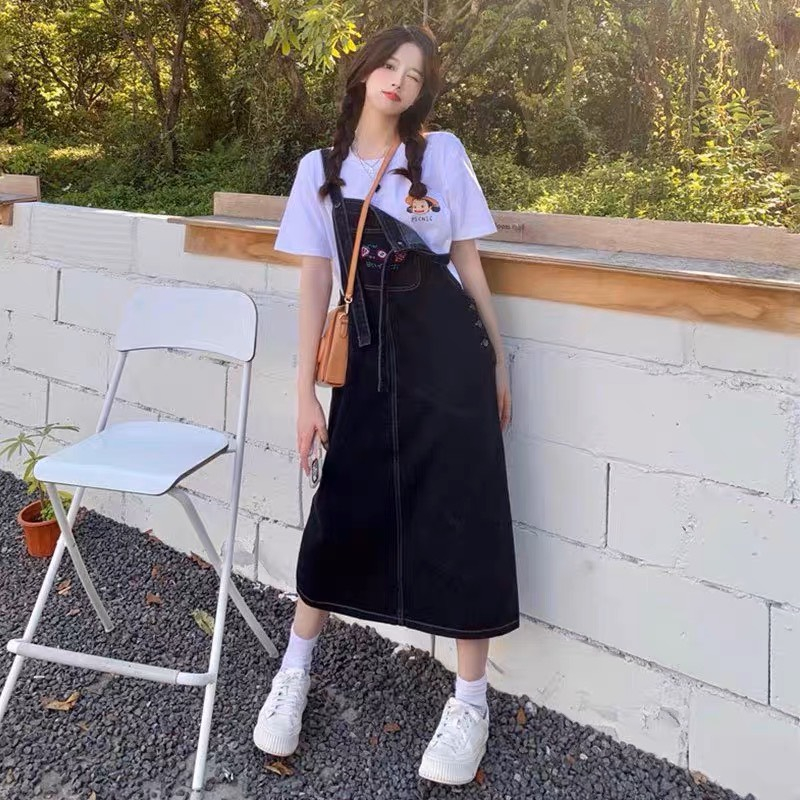 Set váy Yếm jeans thêu dâu tây dáng dài form rộng dày dặn, và áo phông trắng cộc tay chất đẹp mềm mát