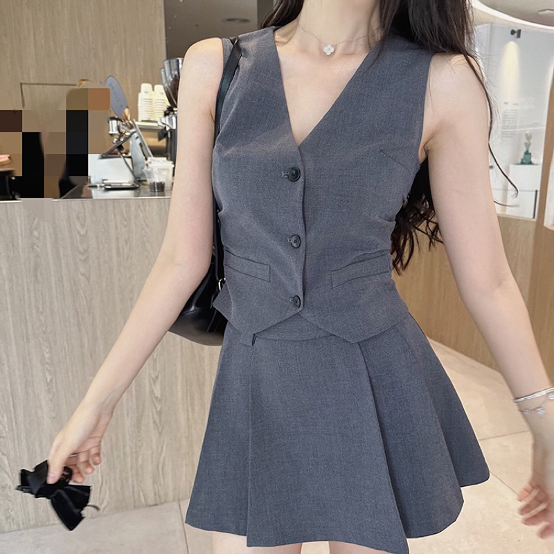 Set áo gile kèm chân váy xoè xếp ly siêu xinh