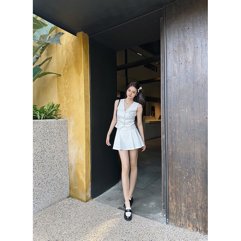 Set áo gile kèm chân váy xoè xếp ly siêu xinh