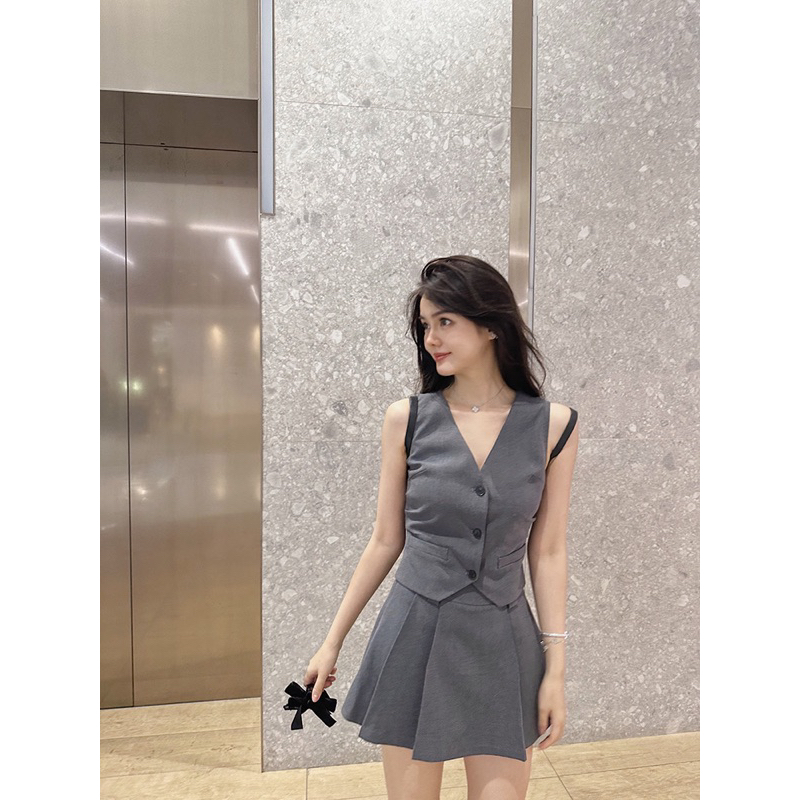 Set áo gile kèm chân váy xoè xếp ly siêu xinh
