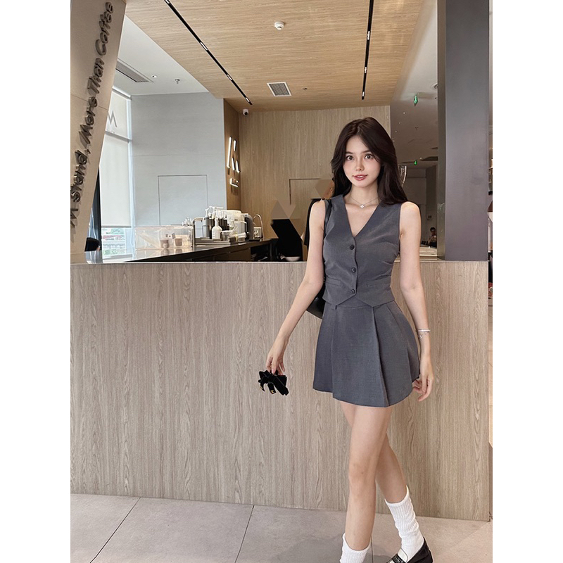 Set áo gile kèm chân váy xoè xếp ly siêu xinh