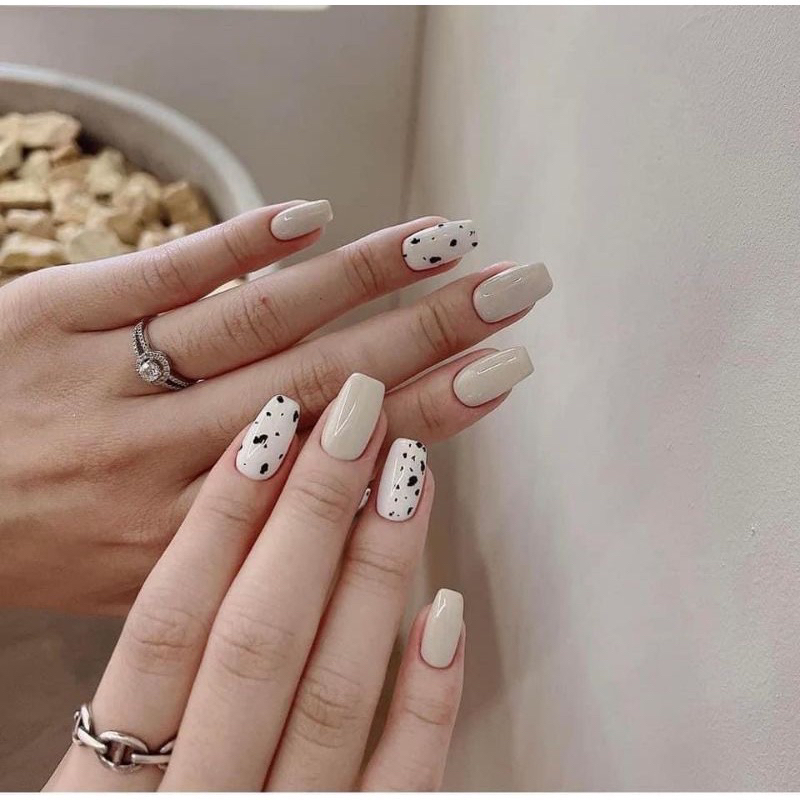 Nail box be phối trắng hoạ tiết