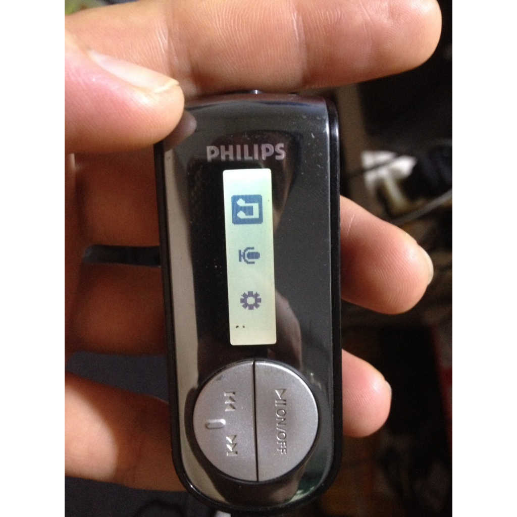 Xác Máy Nghe Nhạc  PHILIPS dùng bin con thỏ,bật không lên, gắn sạc lên như hình, ae tự nghiên cứu thêm