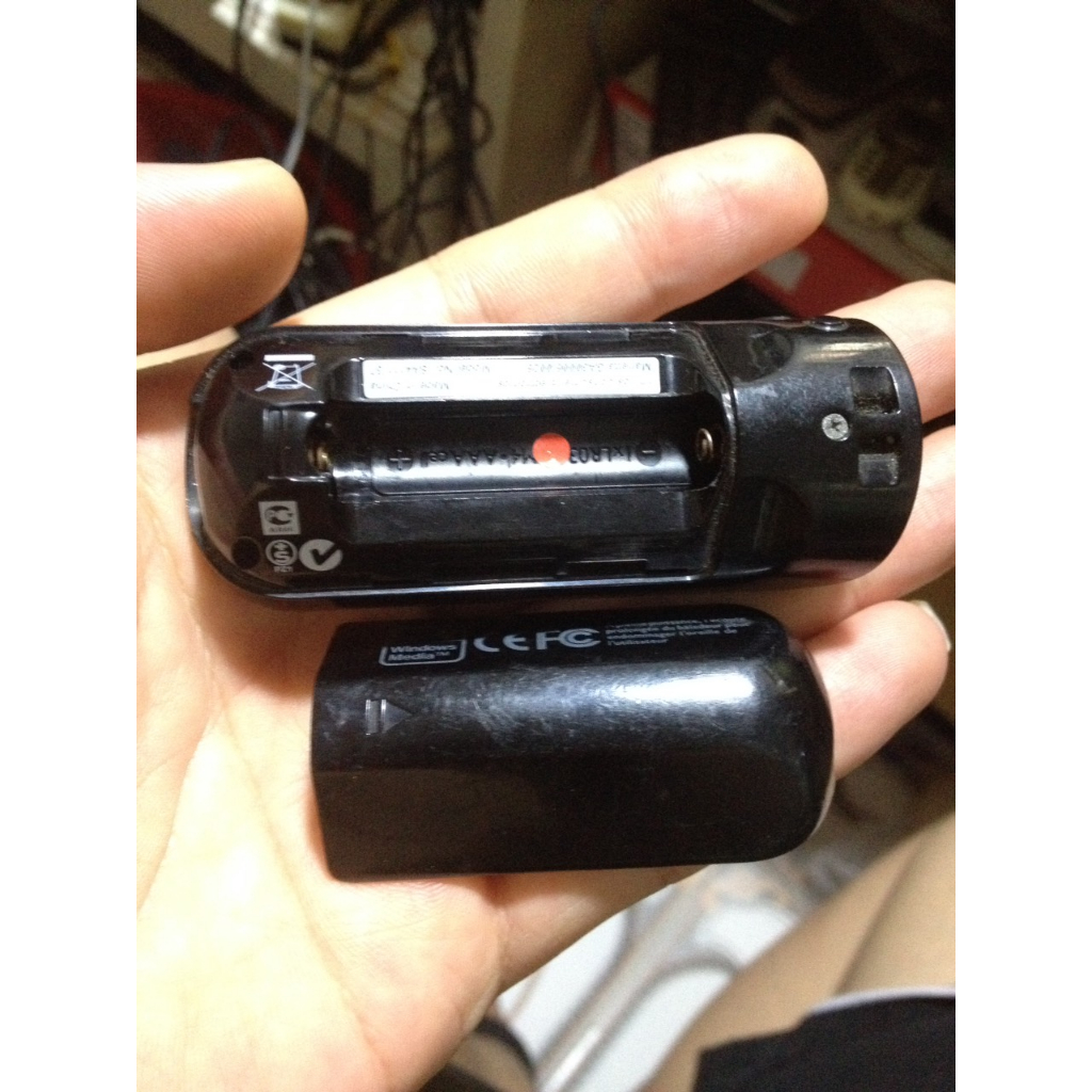 Xác Máy Nghe Nhạc  PHILIPS dùng bin con thỏ,bật không lên, gắn sạc lên như hình, ae tự nghiên cứu thêm