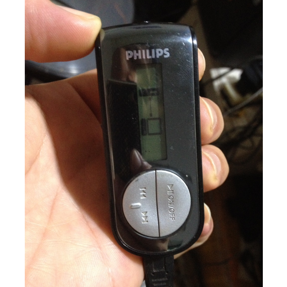 Xác Máy Nghe Nhạc  PHILIPS dùng bin con thỏ,bật không lên, gắn sạc lên như hình, ae tự nghiên cứu thêm