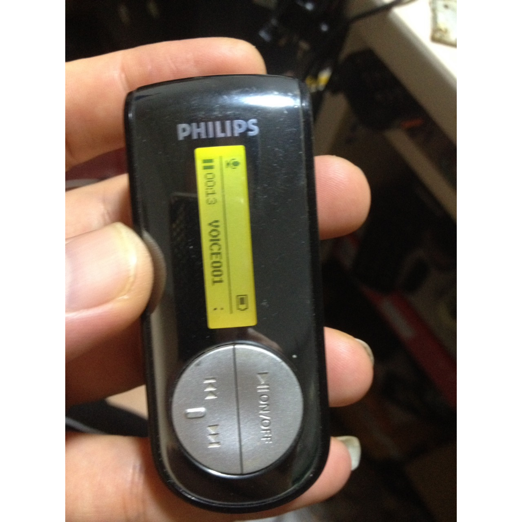 Xác Máy Nghe Nhạc  PHILIPS dùng bin con thỏ,bật không lên, gắn sạc lên như hình, ae tự nghiên cứu thêm
