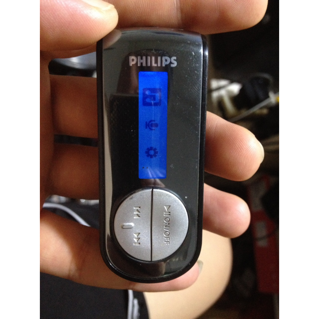 Xác Máy Nghe Nhạc  PHILIPS dùng bin con thỏ,bật không lên, gắn sạc lên như hình, ae tự nghiên cứu thêm