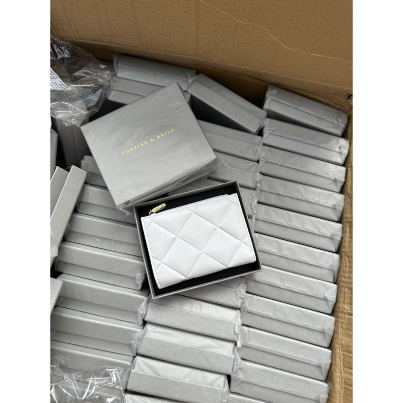 Ví kẻ ô phiên bản năm 2023