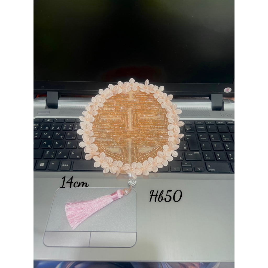 Tấm chữ hỷ kèm vòng hoa xinh xắn