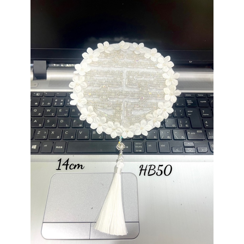 Tấm chữ hỷ kèm vòng hoa xinh xắn