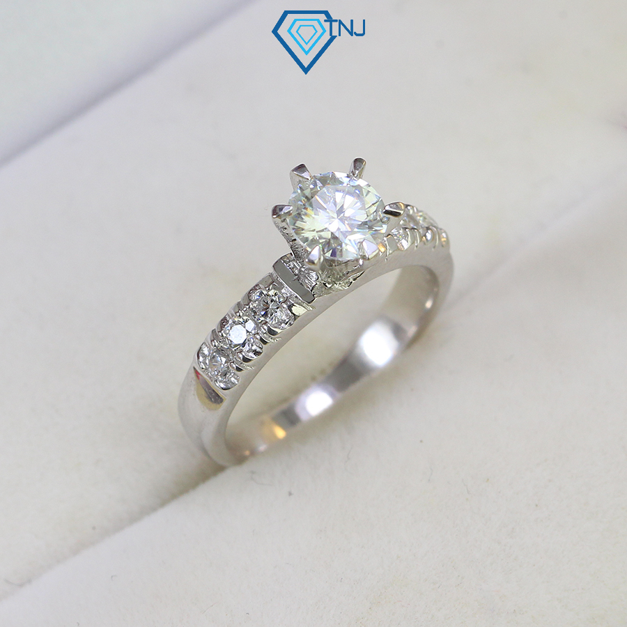 Nhẫn nữ kim cương Moissanite 5.5ly xi bạch kim, kiểm định GRA khắc tên theo yêu cầu NNM0009 - Trang Sức TNJ