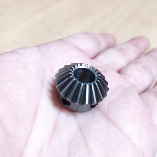 Bánh răng côn bằng thép 20 răng lỗ trục 8mm kèm ốc vít giá 1 chiếc