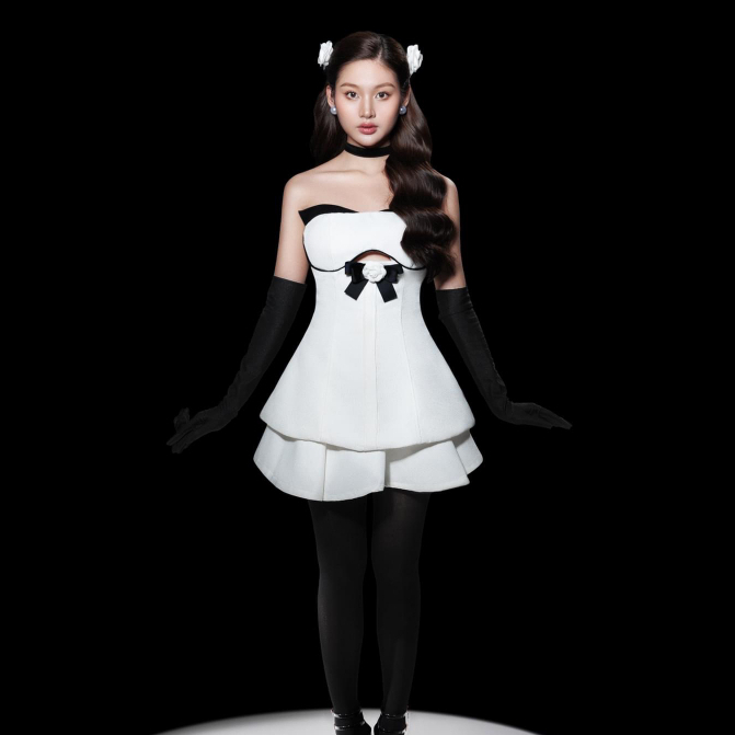 Áo cut out cúp ngực, dáng xòe xinh xắn