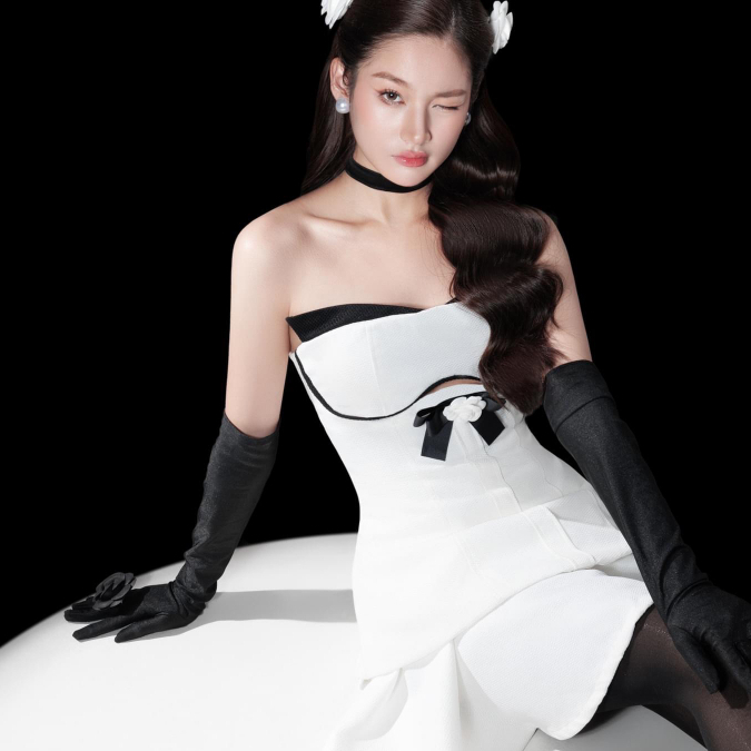 Áo cut out cúp ngực, dáng xòe xinh xắn