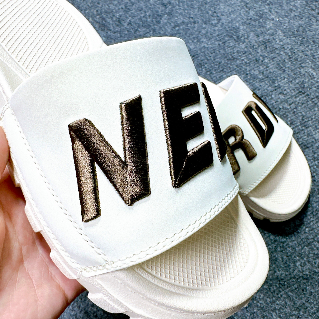 Dép NERRDY KEM NÂU thêu chọn đúng size