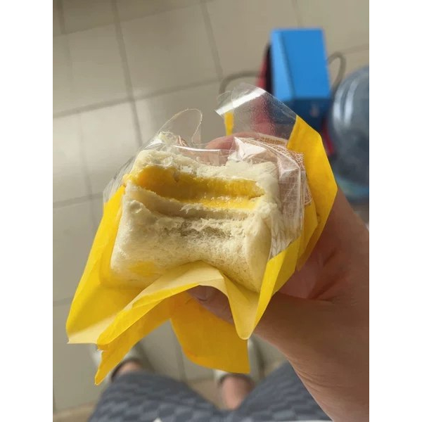 Bánh sandwich tam giác kẹp bơ ruốc Opera -thùng 4 cái