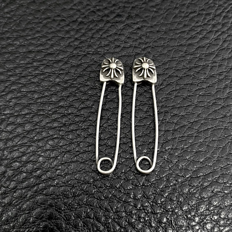 Bông tai ghim băng Chromehearts