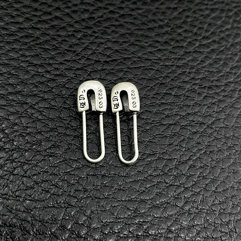 Bông tai ghim băng Chromehearts