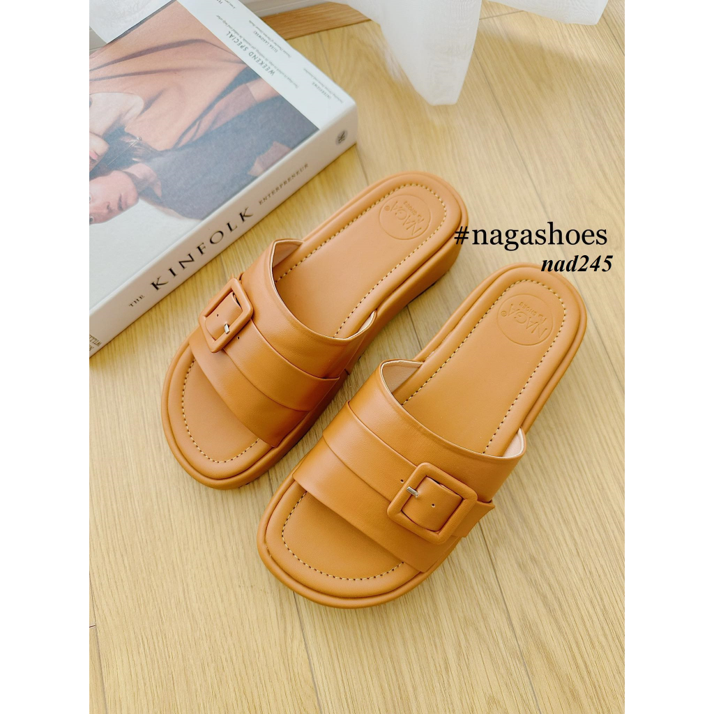 DÉP NAGASHOES ĐẾ BÁNH MÌ QUAI NGANG KHÓA VUÔNG 4P NAD245