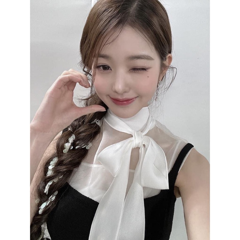 Đầm hai dây đen sang trọng giống Jang Wonyoung IVE