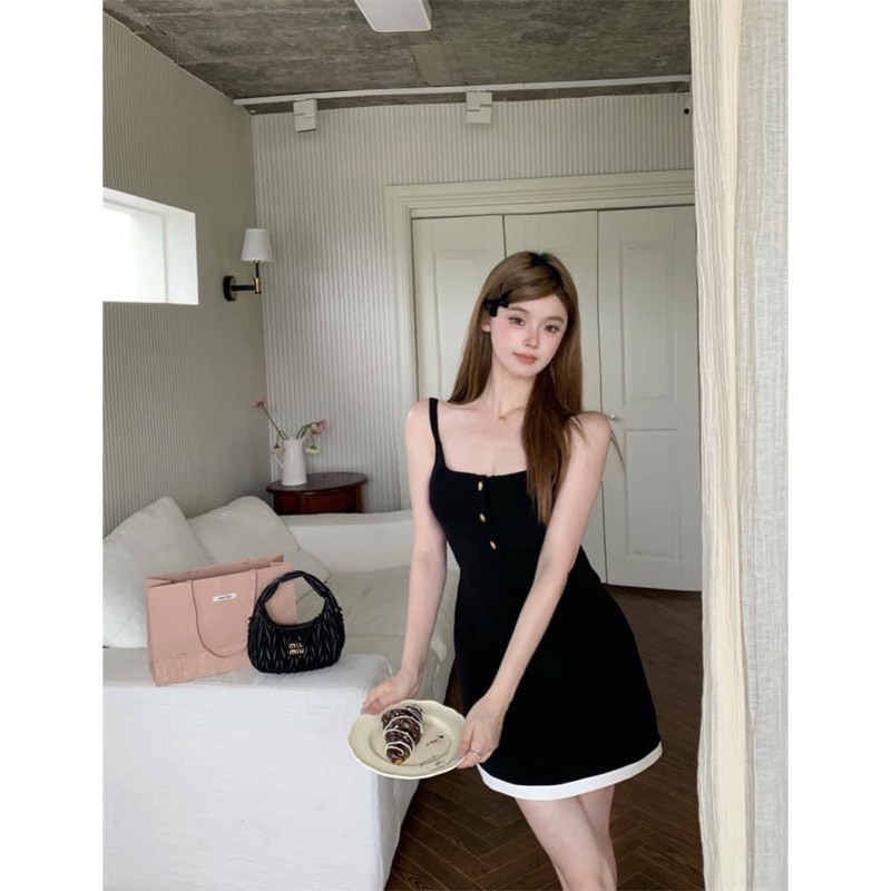 Đầm hai dây đen sang trọng giống Jang Wonyoung IVE