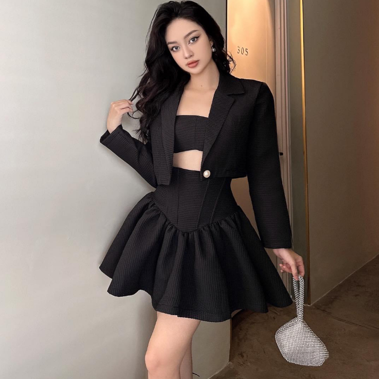 Set áo croptop hai dây, chân váy ngắn dáng xòe phối cùng áo khoác croptop blazer tay dài