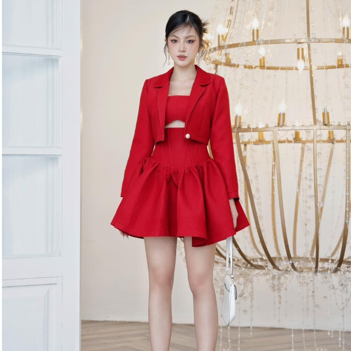 Set áo croptop hai dây, chân váy ngắn dáng xòe phối cùng áo khoác croptop blazer tay dài