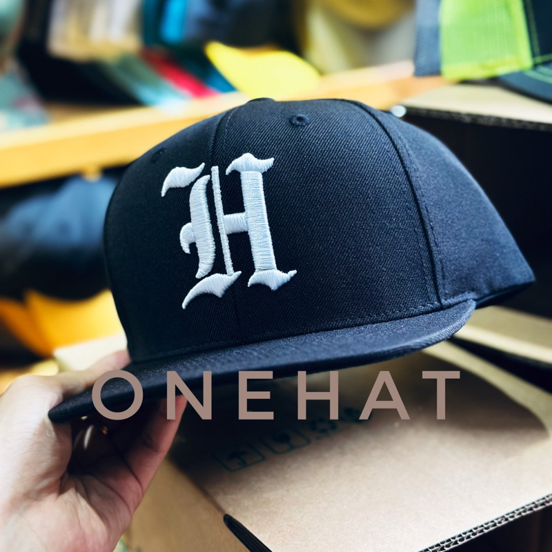 Nón snapback hiphop vành thẳng logo chữ H cách điệu brand One Hat