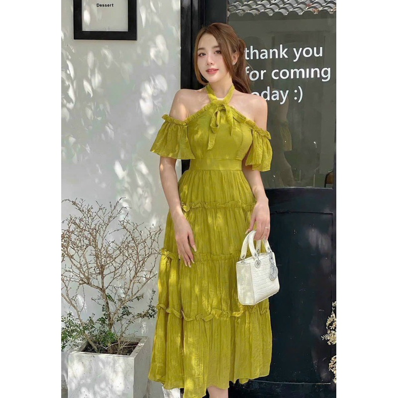 Đầm maxi dây yếm nơ cổ trễ vai tay bèo mooking phía sau có mút ngực chất vải LỤA 100D váy bèo tầng xinh xắn,