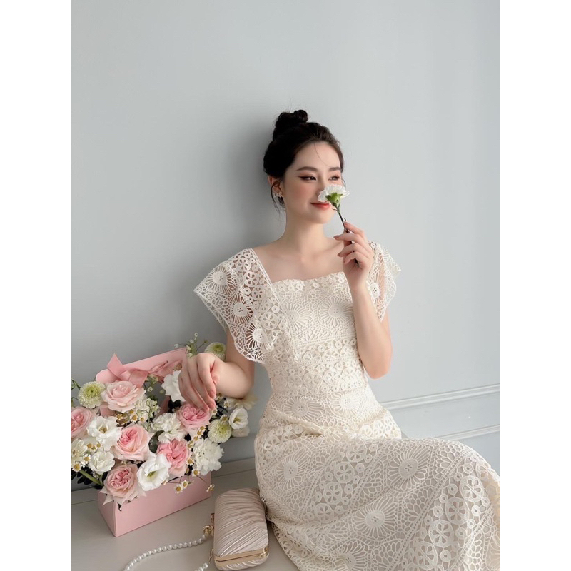 Đầm thiết kế ren hoa