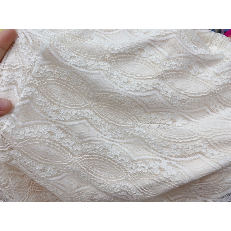 Đầm thiết kế ren hoa